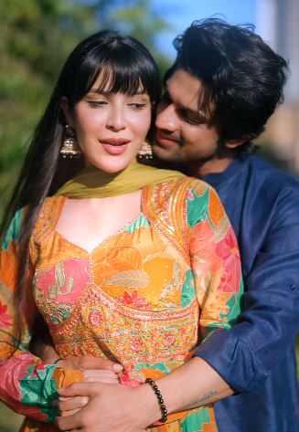 Our Handsome Abhishek Kumar And Firoza Khan Thrilled Their Fans With A Romantic Video. The Duo Collaborated To Recreate Shehnaaz Gill’s New Music Video!