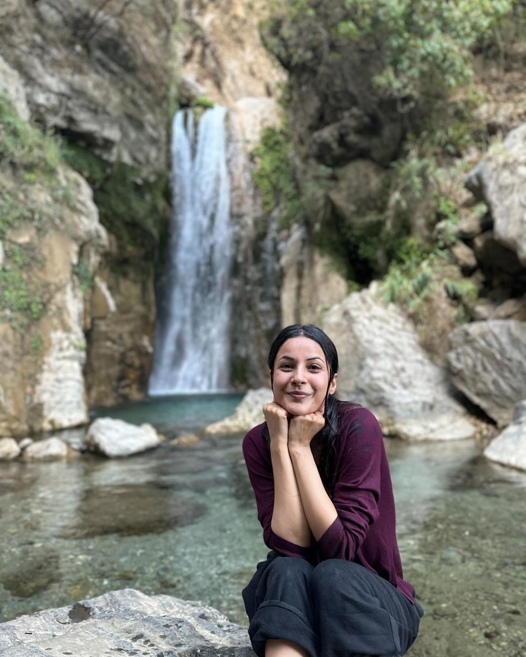 Bigg Boss 13 Fame Actress Shehnaaz Gill Forgets Herself While Enjoying The Beauty Of Nature!  See How She Seems So Happy In The Lush Surroundings And Cascading Water!