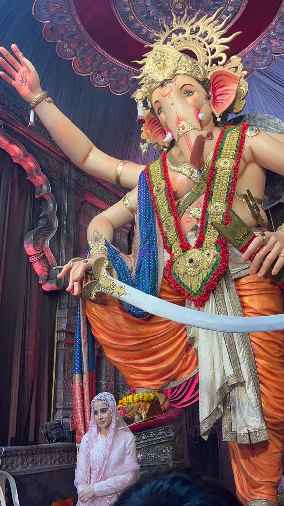 Uorfi Javed visits Mumbai Cha Raja barefoot, leaves fans in awe