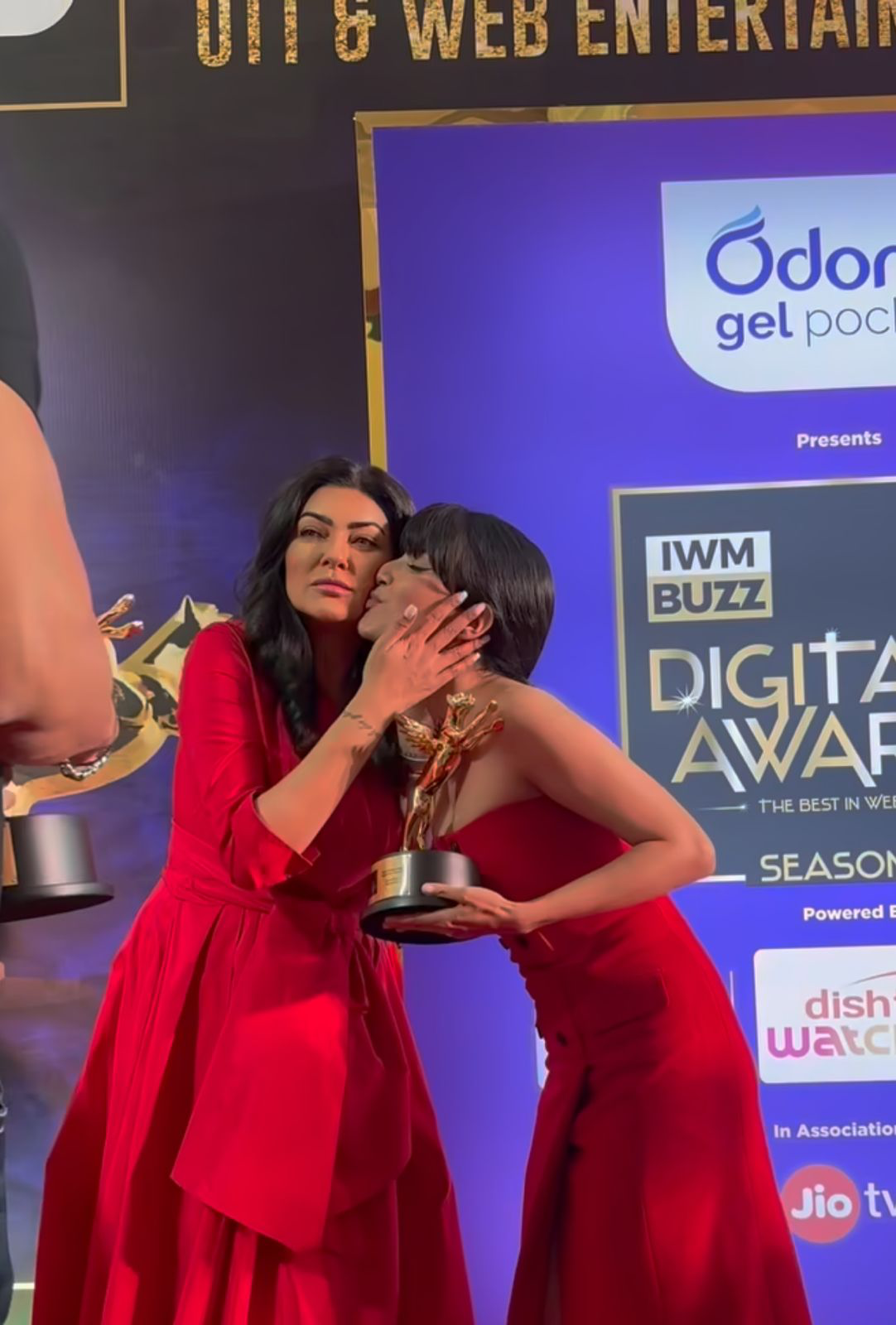 Bigg Boss 17 fame Khanzaadi gives a peck to Sushmita Sen on the Red Carpet as they look gorgeous twinning in Red