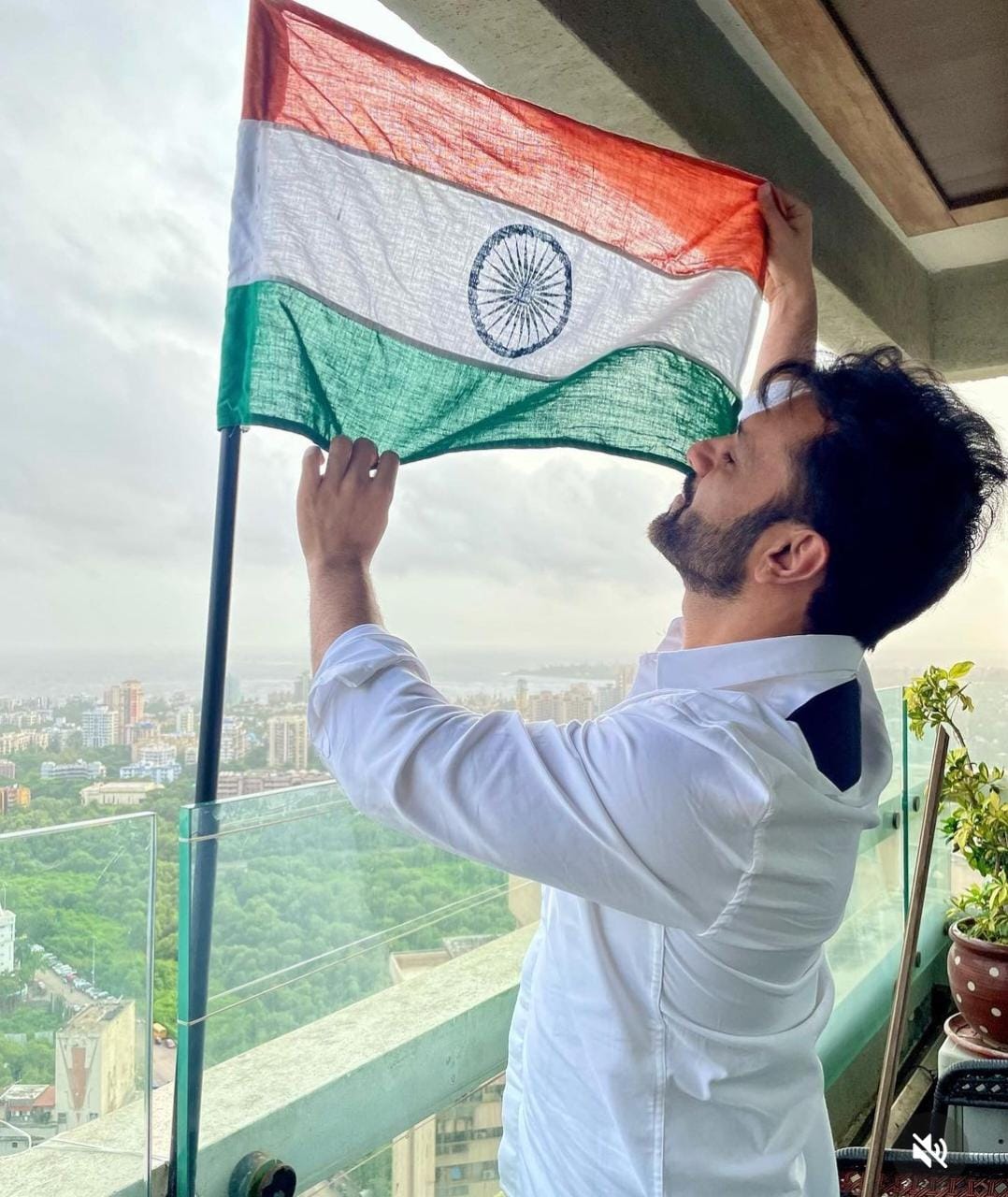 Rahul Vaidya sings 'Ae Watan' on the occasion of 75th Independence Day.