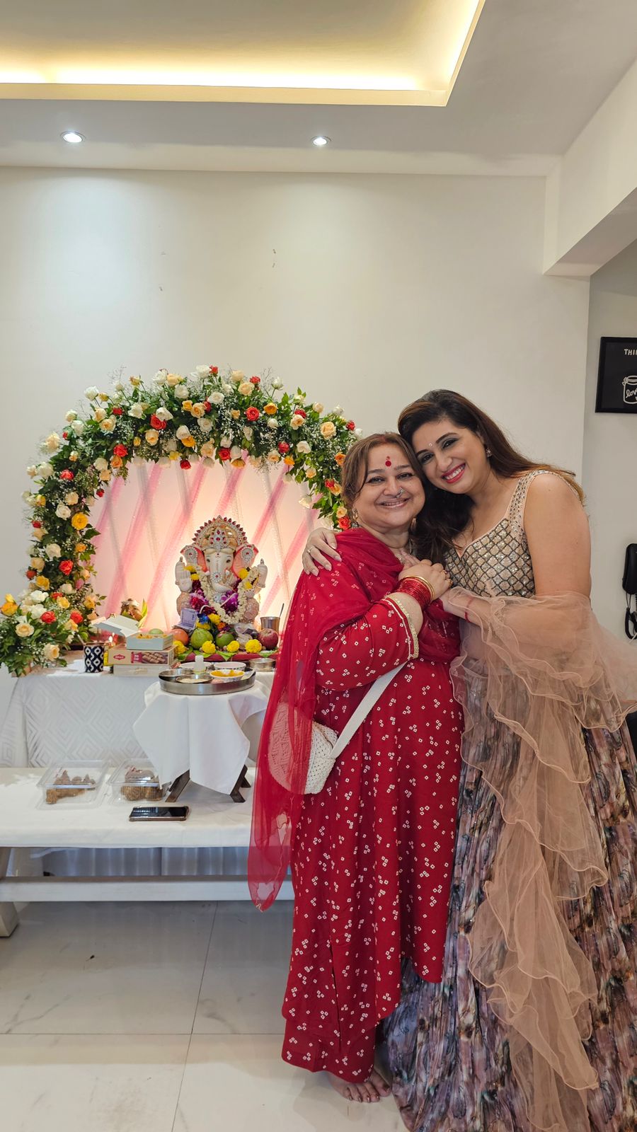 Actress Vahbiz Dorabjee embraces Ganesh Chaturthi with friends and festive flair!
