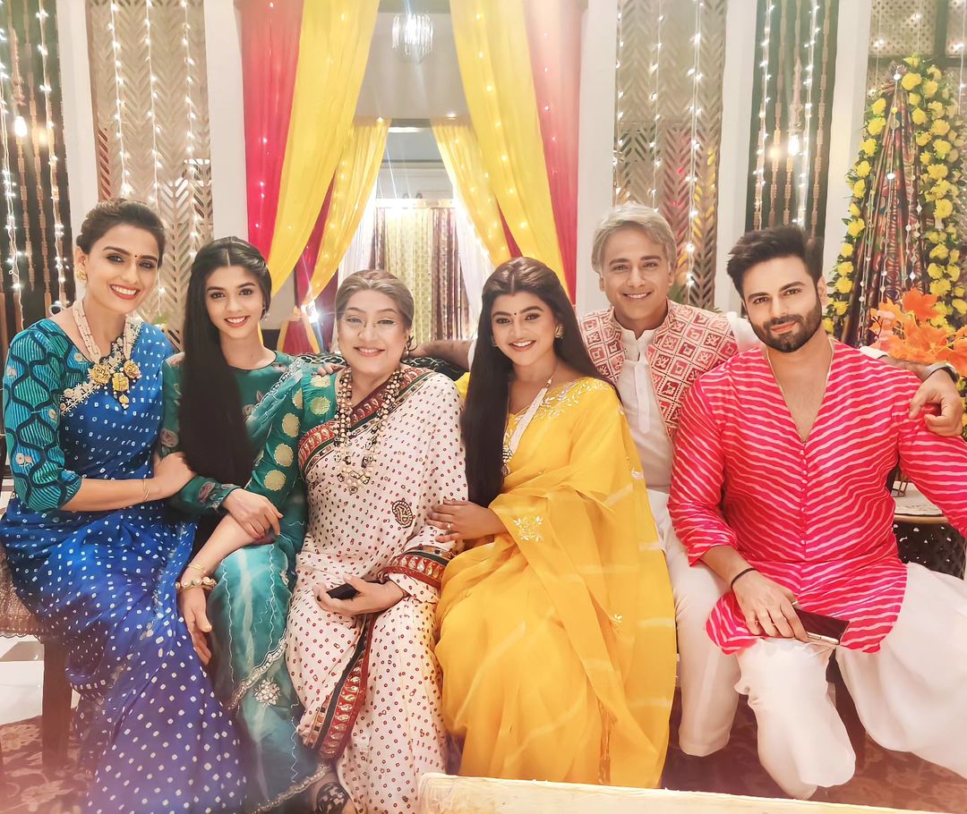 Harshad Chopda, Pranali Rathod, And Other Actors Shoot Their TV Show Yeh Rishta Kya Kehlata’s Last Few Scenes. Saee Barve Shared The Glimpses From The Sets And They Set To Bid Goodbye