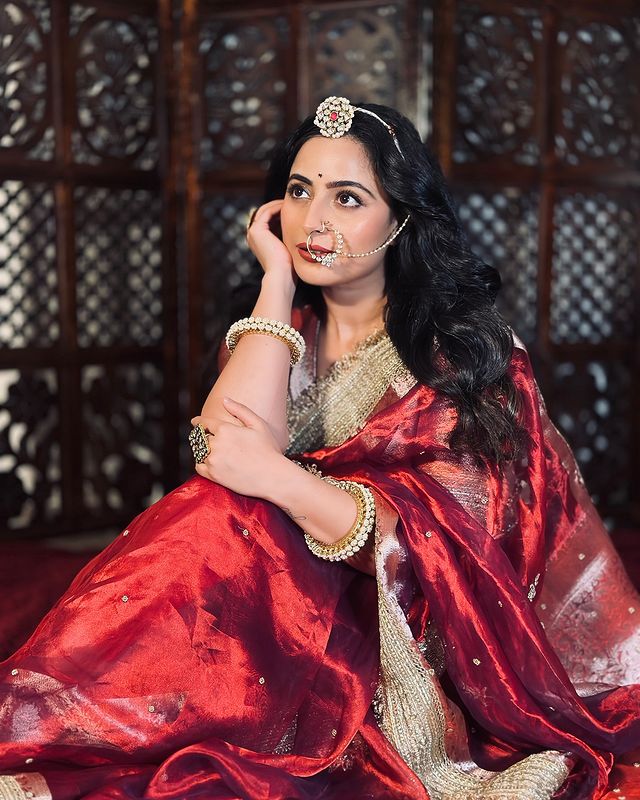 Karwa Chauth 2024: Aishwarya Sharma glows in red Saree for Karwa Chauth Celebration