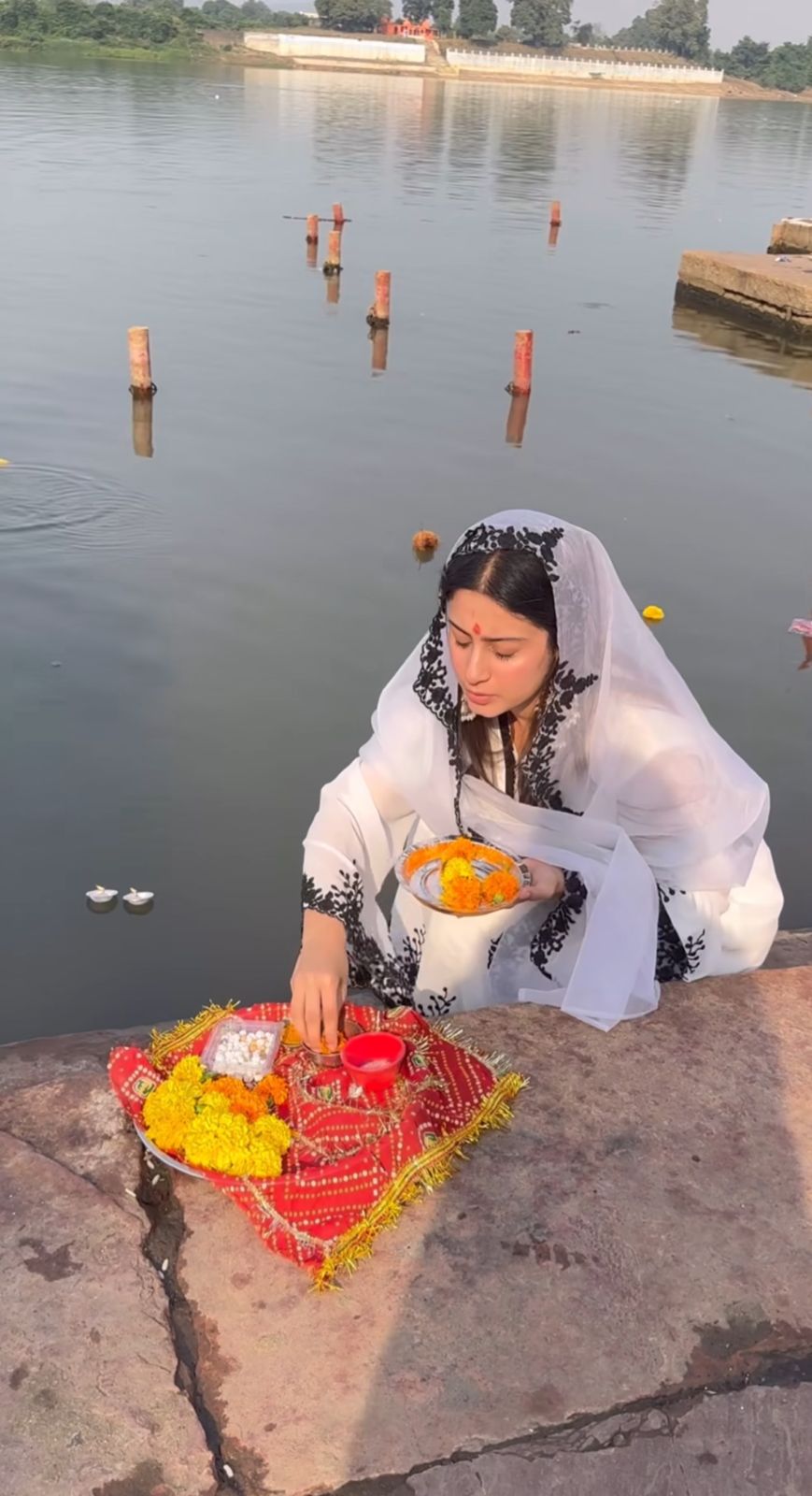 Isha Malviya Performs Puja On Banks of River Narmada On Her 21st Birthday | Watch