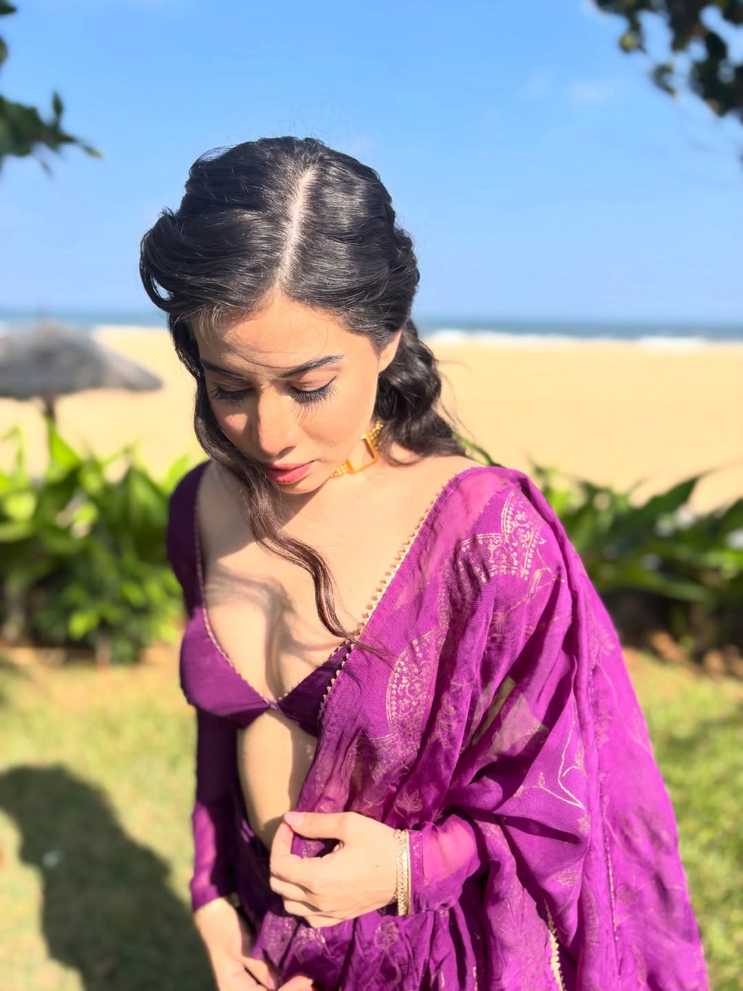 Uorfi Javed Redefines Bold Elegance in a Royal Purple Saree,says, “Saree Pehen Ke Alag Hi Feel Aati Hai”