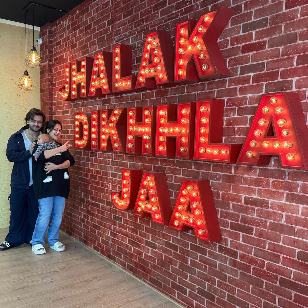  Actress And Shoaib Ibrahim’s Wife Dipika Kakar Reached The Sets Of Jhalak Dikhhla Jaa 11 With Their Son Ruhaan. She Visited There To Cheer Him And She Gave Some Glimpse Of His Warm-Up Session. 