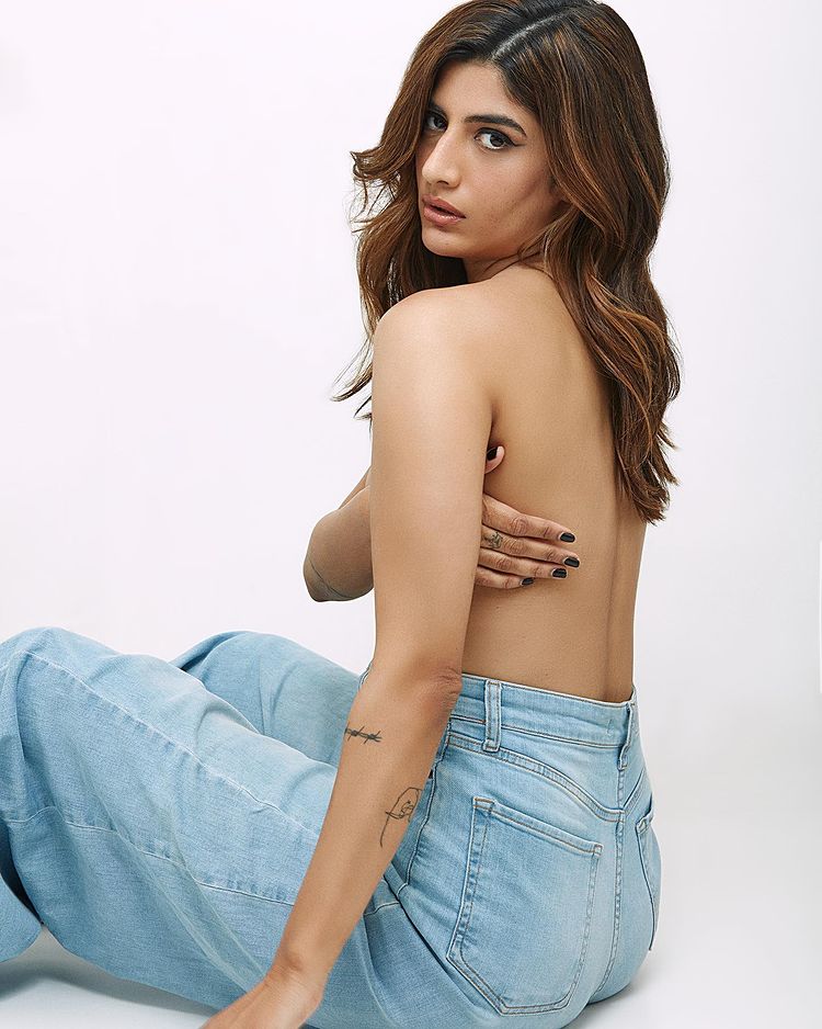 Erika Packard sets the internet on fire with her bold picture; says “Out here giving Ranveer company