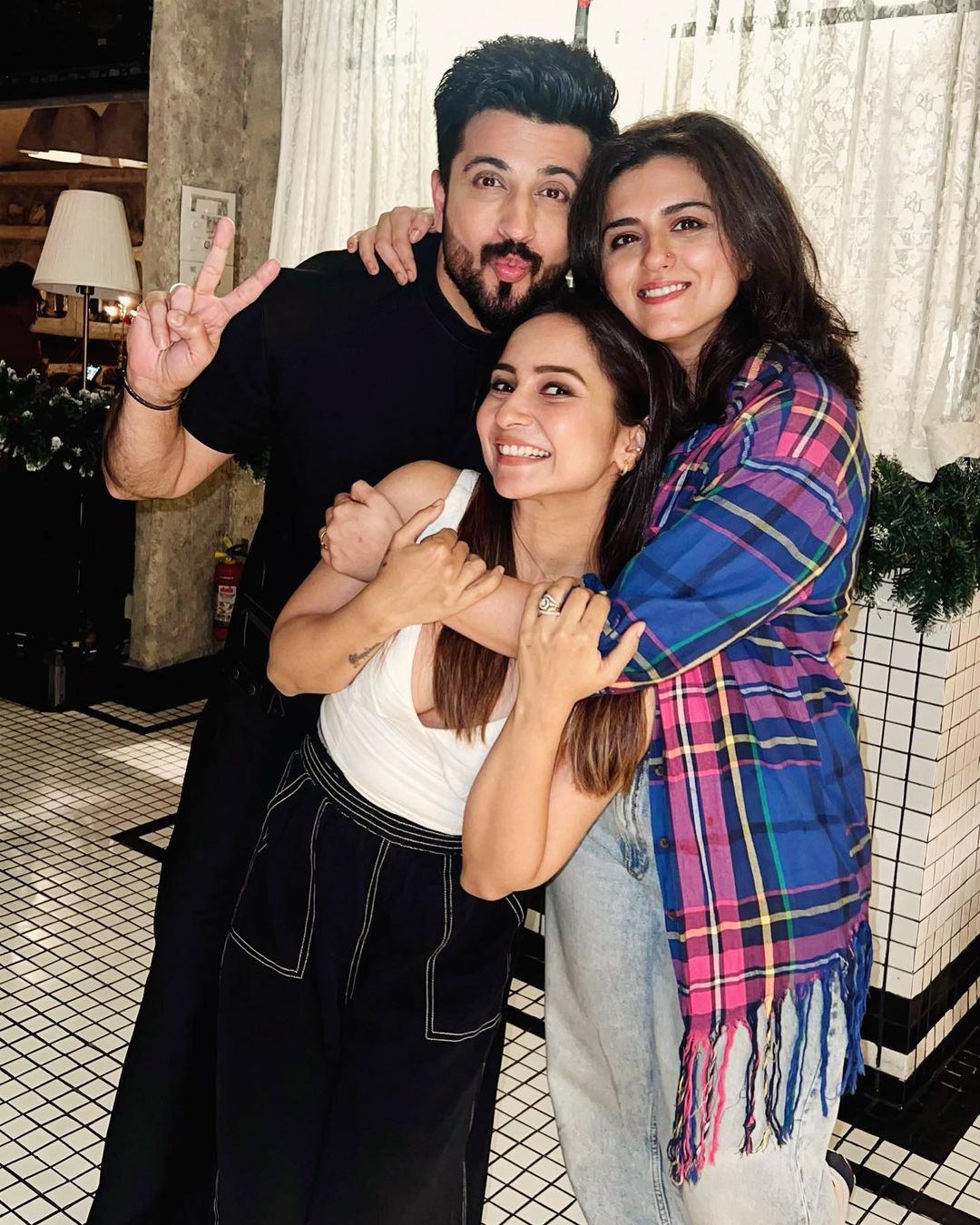 Actress Ridhi Dogra Meets Dheeraj Dhoopar And Vinny Arora And Shares Pics From The Reunion