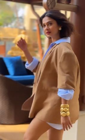 Check Out The Details Of Gorgeous Jennifer Winget’s Fashion Move-In Oversized Layered Shirt And Boots!