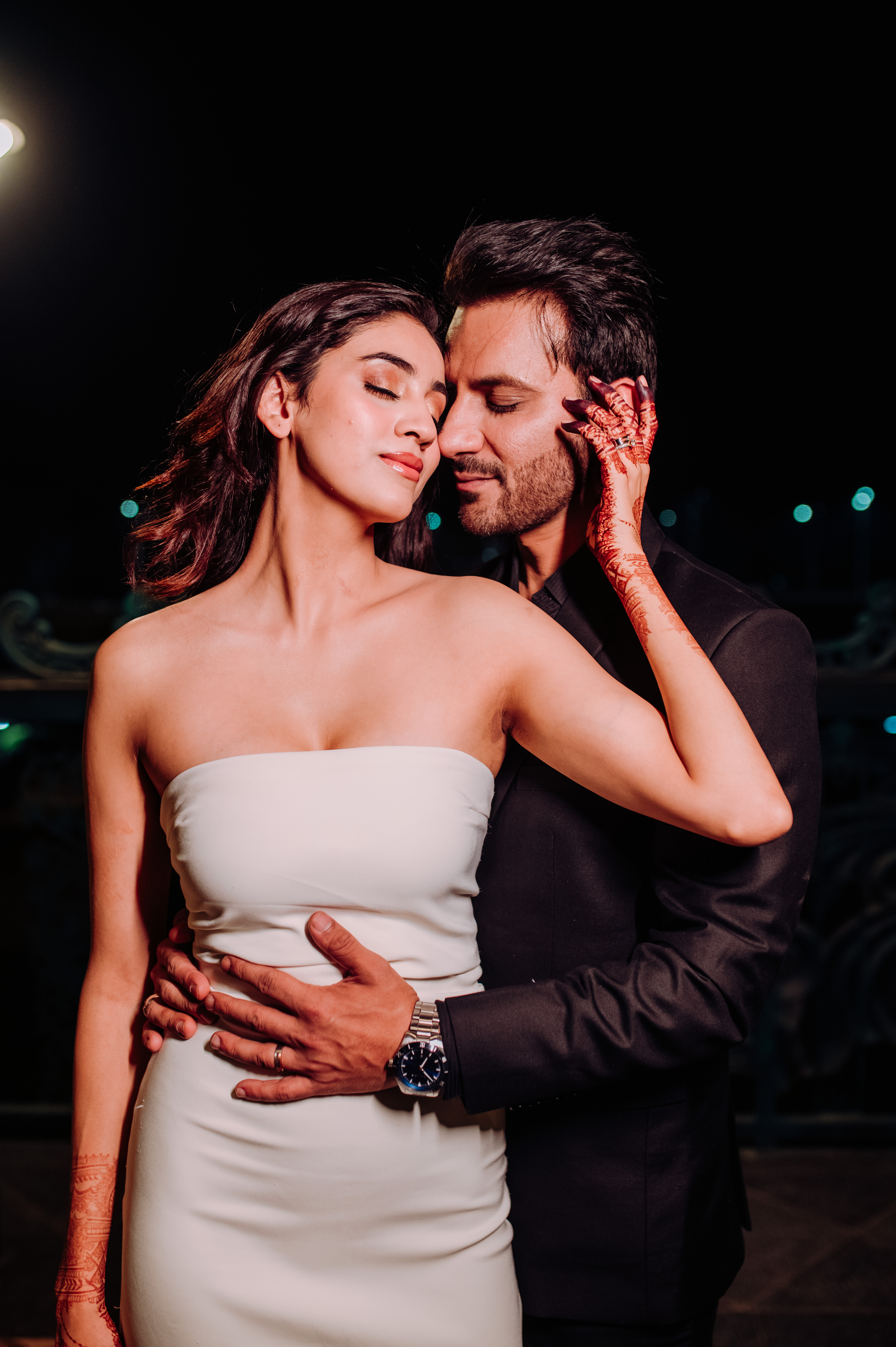 Ali Merchant publicly asks his wife, Andleeb Zaidi, to be his Valentine forever in front of 10,000 at a live concert; says, 